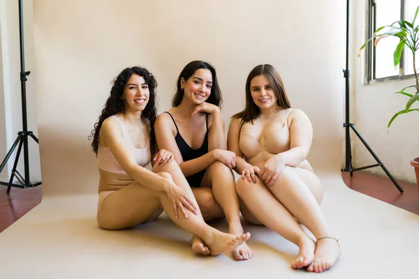 Wunderschöne Junge Frauen Mit Körpervielfalt Unterwäsche Sitzen Zusammen Und Fühlen — Stockfoto