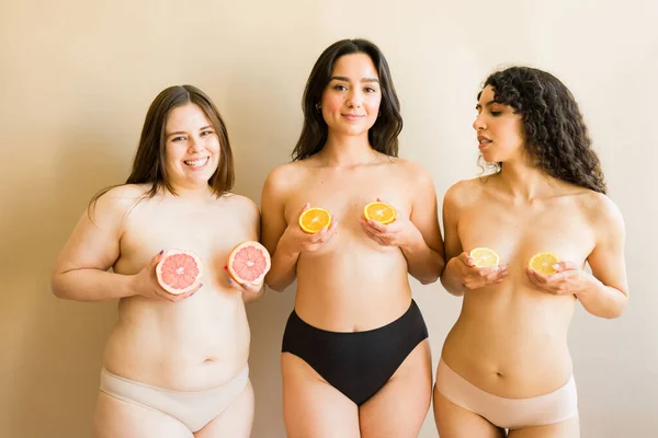 Szczęśliwe Piękne Kobiety Gołymi Klatkami Piersiowymi Przykrywającymi Piersi Pomarańczami Grejpfrutami — Zdjęcie stockowe