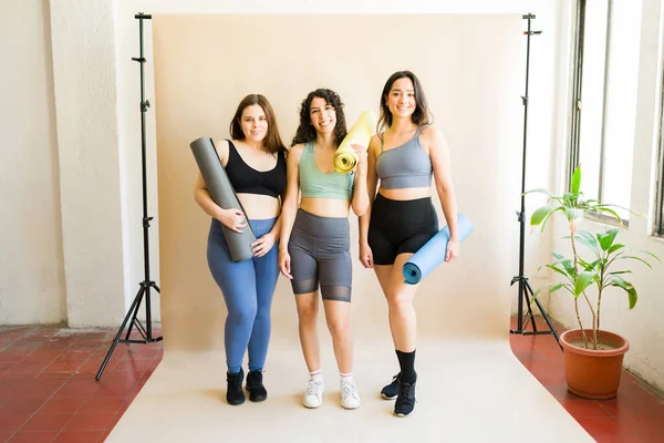 Volle Länge Von Drei Fitness Freundinnen Mit Unterschiedlichen Körpern Die — Stockfoto
