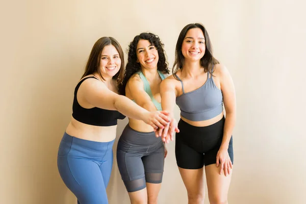 Diversos Sorrisos Jovens Mulheres Activewear Falando Sobre Fitness Aceitação Corpo — Fotografia de Stock