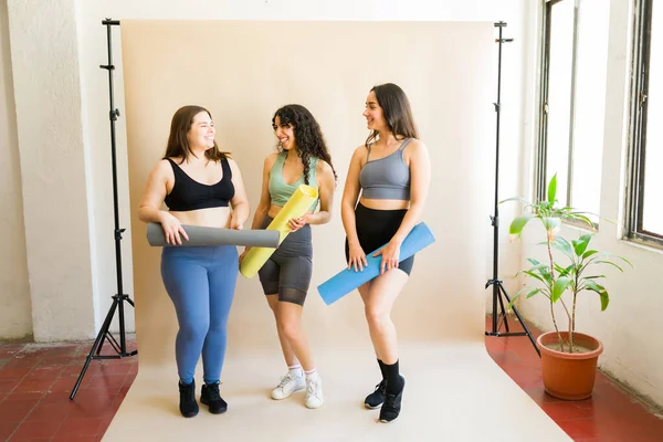 Jovens Mulheres Alegres Com Corpos Finos Size Prontos Para Exercício — Fotografia de Stock