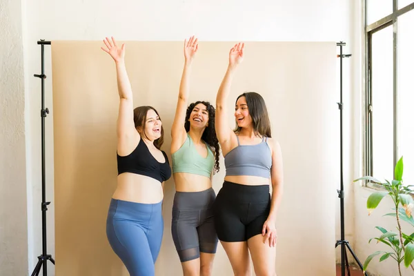 Mutlu Bayan Arkadaşlar Kollarını Kaldırıp Vücut Pozitifliğini Kendini Sevmeyi Kutluyor — Stok fotoğraf