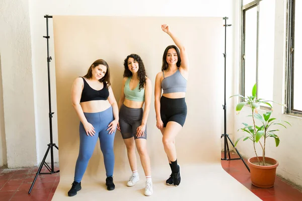 Fitness Fröhliche Freundinnen Die Sich Über Körperakzeptanz Und Selbstliebe Aufregen — Stockfoto