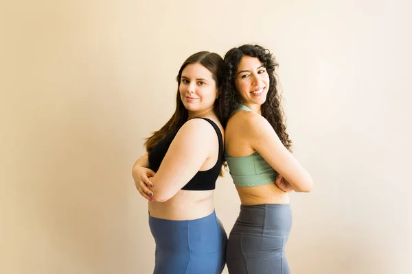 Brünette Junge Frauen Mit Übergröße Und Schlanken Körpern Machen Gemeinsam — Stockfoto