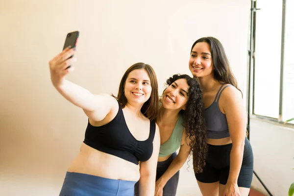 Atraente Diversas Mulheres Amigas Tirando Uma Selfie Depois Terminar Seu — Fotografia de Stock