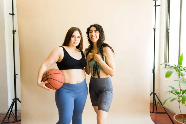 Sportliche Freundinnen Sportbekleidung Lächeln Glücklich Beim Basketballspielen Und Seilspringen Beim — Stockfoto