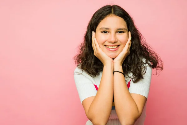 Suloinen Teini Latino Tyttö Näyttää Kauniilta Hymyilevä Onnellinen Vieressä Kopioi — kuvapankkivalokuva