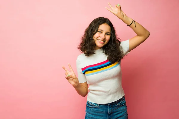 Latin Kökenli Yaşındaki Genç Kız Barış Işareti Yaparak Pembe Fotokopi — Stok fotoğraf