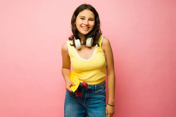 Usmívající Teen Dívka Hledá Retro Poslech Hudby Vintage Sluchátka Vypadají — Stock fotografie