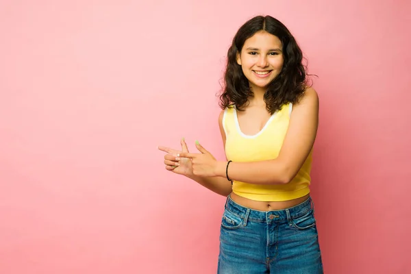 Güzel Meksikalı Genç Kız Günlük Kıyafetleriyle Gülümserken Parmağıyla Pembe Bir — Stok fotoğraf