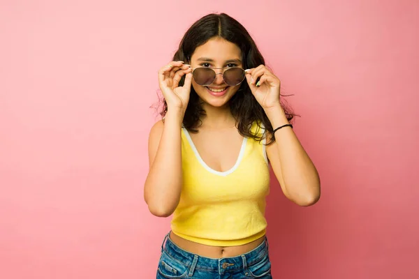 Adolescente Latina Que Pone Gafas Sol Vintage Disfruta Verano Mientras — Foto de Stock