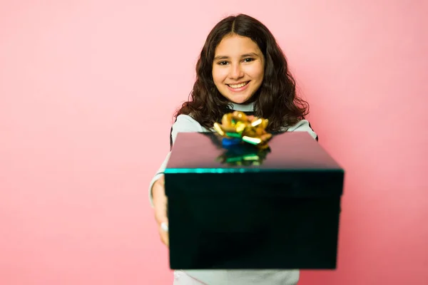 Imádnivaló Tini Lány Néz Nagyon Boldog Mosolygós Miközben Egy Gyönyörű — Stock Fotó