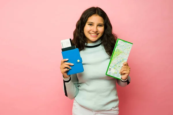 Krásná Latinsky Teen Dívka Připravena Cestovat Jít Dovolenou Výlet Zároveň — Stock fotografie