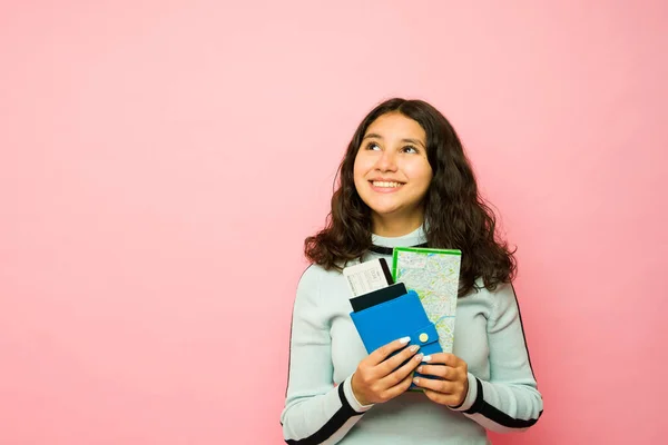 Trzynastoletnia Szczęśliwa Dziewczyna Myśląca Marząca Wyjeździe Wakacje Gotowa Podróży Różowym — Zdjęcie stockowe