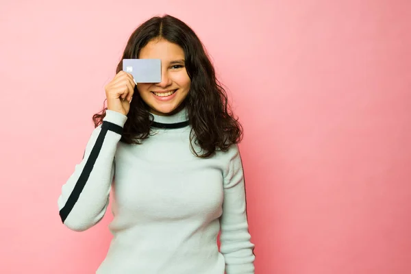 Šťastná Dospívající Dívka Obdrží Její První Kreditní Kartu Připraven Jít — Stock fotografie