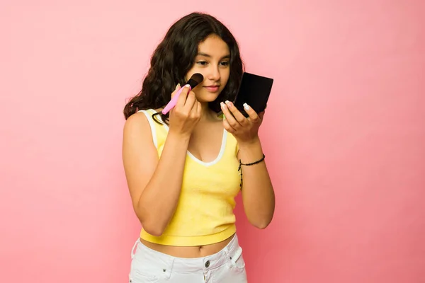 Urocza Nastolatka Pomocą Pędzla Nakładając Makijaż Patrząc Lustro Przygotowując Się — Zdjęcie stockowe