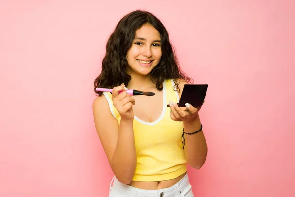 Szczęśliwy Nastolatek Latynoski Dziewczyna Kontakt Wzrokowy Podczas Uśmiechania Się Nakładanie — Zdjęcie stockowe