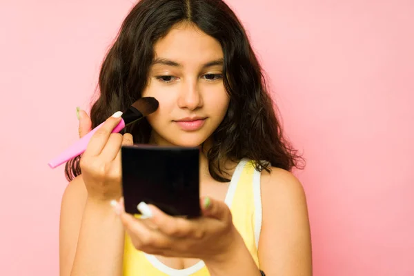 Mooi Mexicaans Tiener Meisje Zetten Make Blush Terwijl Kijken Spiegel — Stockfoto