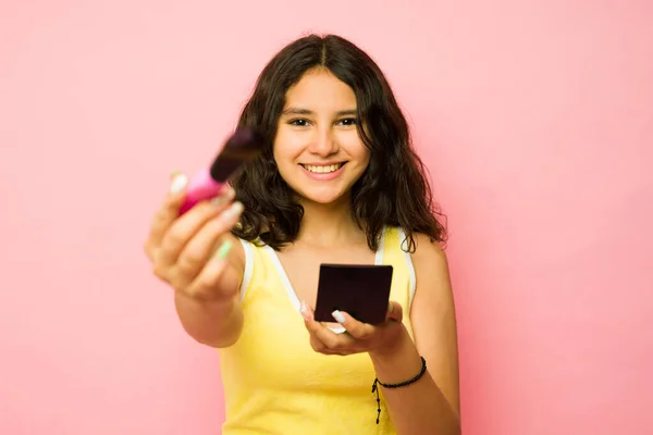 Urocza Nastolatka Pokazuje Swoje Produkty Kosmetyczne Podczas Nakładania Makijażu Nawiązywania — Zdjęcie stockowe
