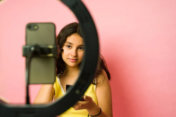Közelkép Egy Latin Tini Lány Használja Smartphone Hoz Film Egy — Stock Fotó