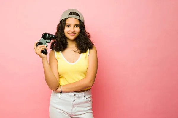 Adorable Chica Adolescente Con Una Gorra Sosteniendo Control Remoto Listo — Foto de Stock