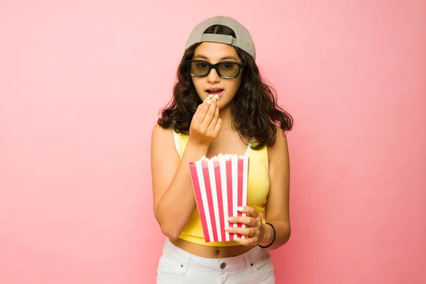 Beautiful Thirteen Year Old Teen Girl Eating Popcorn While Watching — Stock Photo, Image