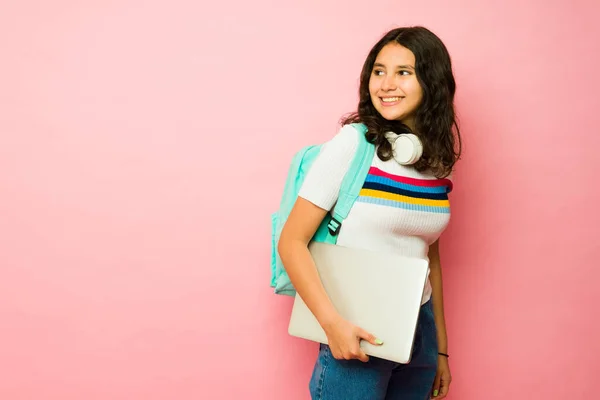 Glad Tenåringsjente Smiler Mens Hun Bærer Ryggsekk Laptop Mot Rosa – stockfoto