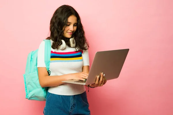 Inteligentny Trzynastolatek Nastolatek Dziewczyna Wpisując Laptopie Odrabiając Pracę Domową Podczas — Zdjęcie stockowe