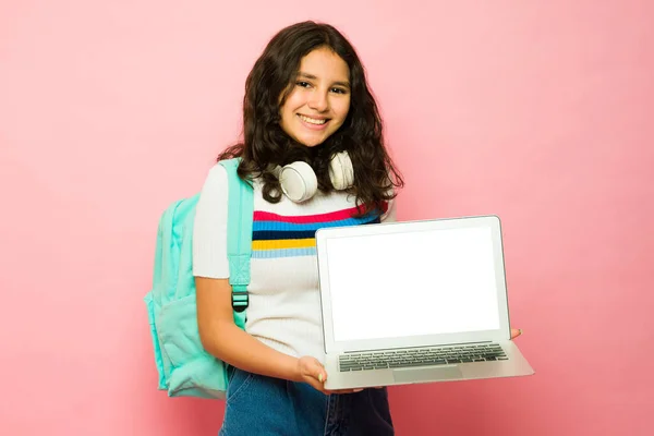 漂亮的拉汀少女背着笔记本电脑上初中 一边做作业一边高兴地展示她的笔记本电脑 — 图库照片
