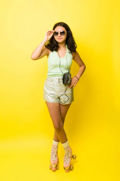 ファッションティーン女の子置く上の夏のサングラス開始する準備ができてローラースケートと見るヴィンテージ — ストック写真
