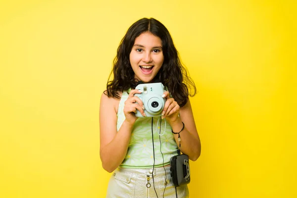 一个兴奋的13岁女孩笑着用即时相机拍照的肖像 — 图库照片
