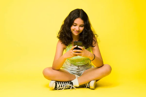 Menina Adolescente Mexicana Sentada Mensagens Texto Smartphone Enquanto Usa Mídias — Fotografia de Stock