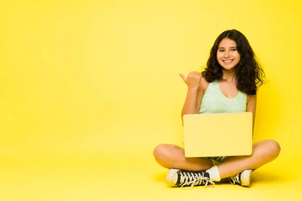 Opgewonden Tiener Meisje Wijzen Naar Een Gele Kopieerruimte Advertentie Glimlachen — Stockfoto