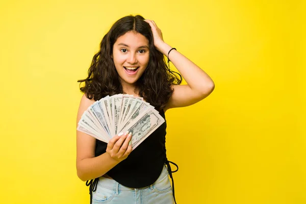 Verrast Latijn Tiener Meisje Zoek Opgewonden Terwijl Het Verdienen Van — Stockfoto