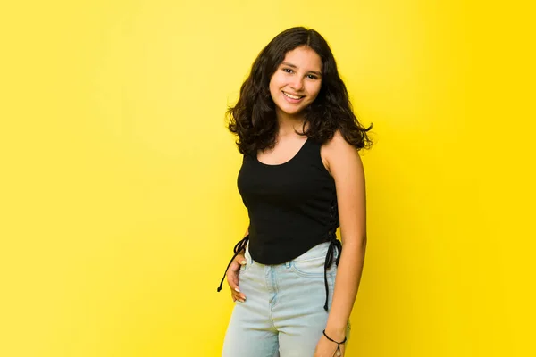 Mutlu Genç Kız Gülümseyip Göz Teması Kuruyor Sarı Stüdyo Önünde — Stok fotoğraf