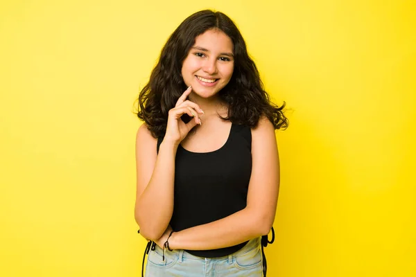 Чарівна Дівчина Підліток Відчуває Себе Красивою Усміхненою Виглядаючи Щасливою Жовтому — стокове фото