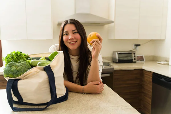 Mutfakta Organik Meyve Sebzelerle Sağlıklı Yiyecekler Pişirmeye Hazır Gülümseyen Mutlu — Stok fotoğraf