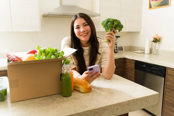 在网上订购食物 打开一个装有健康蔬菜和水果的送货包 让素食主义者看起来很开心 — 图库照片