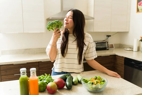 Avslappnad Vegetarisk Kvinna Njuter Vegan Livsstil Och Redo Att Laga — Stockfoto