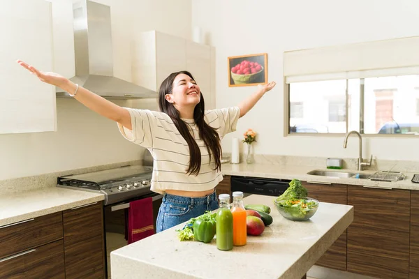 Mutfakta Organik Sebzelerle Vejetaryen Tarifi Hazırlarken Mutlu Sağlıklı Hisseden Neşeli — Stok fotoğraf