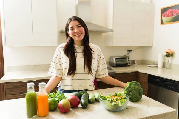 Mutfağında Organik Sebzelerle Sağlıklı Bir Vejetaryen Yemeği Pişirmeye Hazır Mutlu — Stok fotoğraf