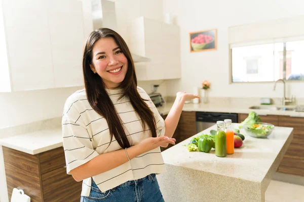 素食主义年轻女子邀请素食 健康食品 有机蔬菜和水果 同时展示她的厨房 — 图库照片