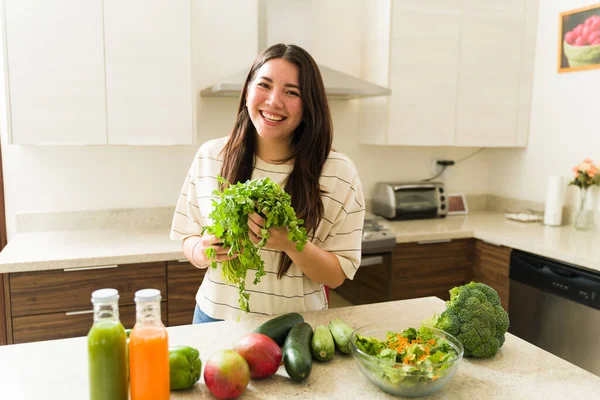Mutfakta Vejetaryen Yemek Yeşil Meyve Suyu Pişirmeye Hazırlanırken Gülen Mutlu — Stok fotoğraf