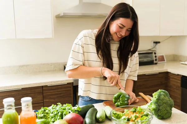 Υγιής Ευτυχισμένη Γυναίκα Κοπή Βιολογικά Λαχανικά Και Μαγείρεμα Μια Συνταγή — Φωτογραφία Αρχείου