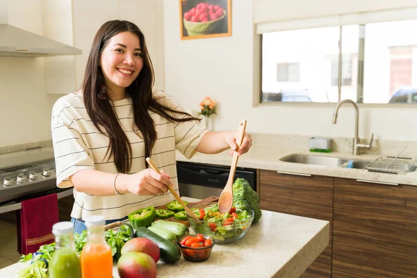美丽的快乐女人 素食主义者的生活方式 在厨房里准备美味的健康沙拉 配上有机蔬菜和水果 — 图库照片