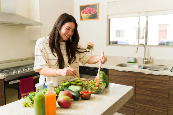 在厨房里 一个面带微笑的素食主义者放松了 她正在准备一份素食和有机蔬菜的健康食谱 — 图库照片