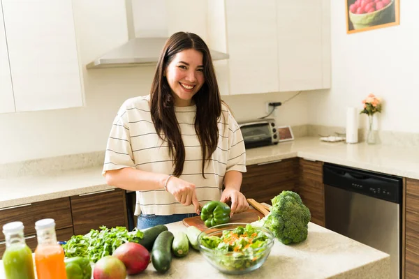Fröhliche Schöne Frau Mit Vegetarischem Lebensstil Schneidet Gemüse Und Kocht — Stockfoto