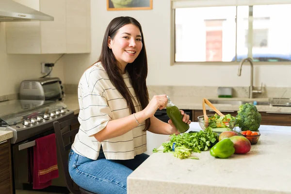 Neşeli Güzel Bir Kadın Sağlıklı Yeşil Bir Salata Yiyor Organik — Stok fotoğraf
