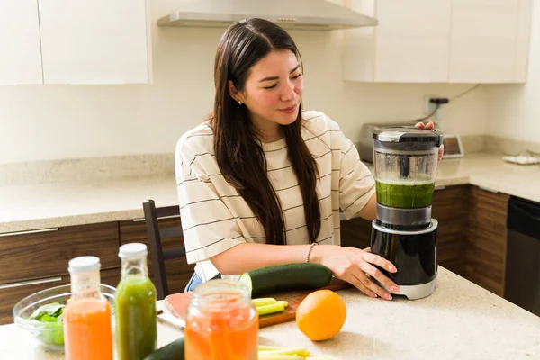 Vegane Junge Frau Der Küche Mithilfe Eines Mixers Hause Gesunde — Stockfoto