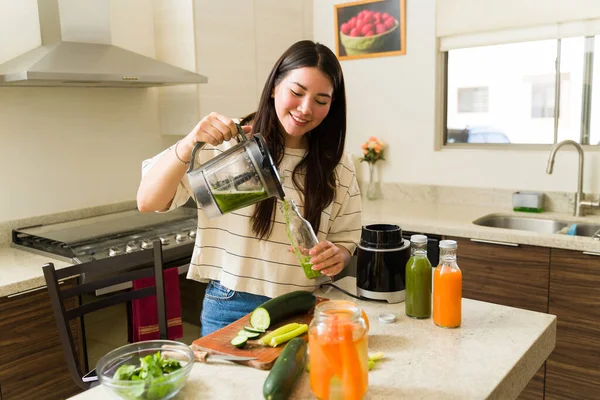 快乐的素食主义者 喝着用搅拌机准备的绿色冰沙 微笑着在家里吃着健康的食物 — 图库照片